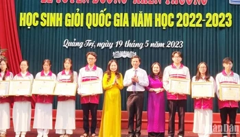 Phó Chủ tịch Ủy ban nhân dân tỉnh Quảng Trị Hoàng Nam trao Bằng khen cho các học sinh đạt giải Nhì. 