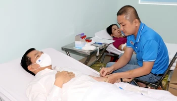Bí thư Tỉnh ủy Đồng Nai Nguyễn Hồng Lĩnh tham gia hiến máu tình nguyện.