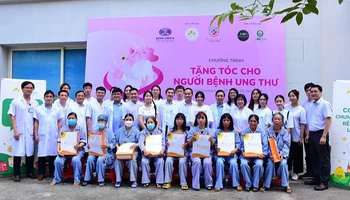 Đoàn công tác của Bộ Y tế thăm và tặng quà các bệnh nhân ung thư đang điều trị tại Bệnh viện đa khoa tỉnh Tuyên Quang.