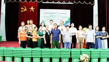 Công ty Trách nhiệm hữu hạn khai thác chế biến khoáng sản Núi Pháo tặng 1.500 thùng đựng rác cho người dân xã Hà Thượng, huyện Đại Từ, Thái Nguyên.