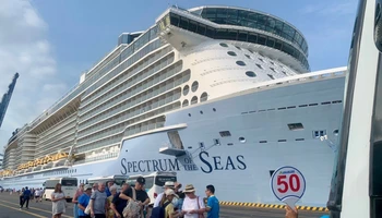 Tàu biển quốc tế Spectrum of the Seas chở hơn 4.000 du khách đa quốc tịch.