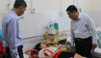 Ông Trịnh Ngọc Hiệp, Phó Giám đốc Sở Y tế tỉnh Khánh Hòa thăm hỏi bệnh nhân đang điều trị tại Bệnh viện đa khoa tỉnh Khánh Hòa. (Ảnh: Phan Sáu/TTXVN)
