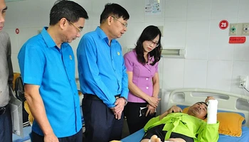 Đoàn công tác thăm hỏi các công nhân tại Bệnh viện đa khoa tỉnh Yên Bái.