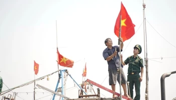 Bộ đội biên phòng tỉnh Quảng Ngãi cùng ngư dân treo cờ Tổ quốc