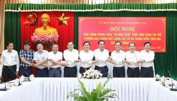 Quyền Chủ tịch Ủy ban nhân dân tỉnh Đồng Nai Võ Tấn Đức cùng lãnh đạo các đơn vị bắt tay thể hiện hoàn thành các mục tiêu đề ra trong 30 ngày/đêm cao độ giải phóng mặt bằng dự án trọng điểm.