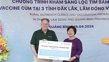 Tổng giám đốc VCF Rad Kivette trao bảng tài trợ cho Chủ tịch Hội bảo trợ bệnh nhân nghèo tỉnh Quảng Bình Nguyễn Thị Thanh Hương.