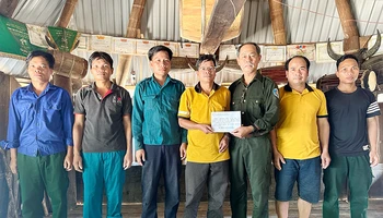 Khen thưởng nhóm tuần tra cộng đồng tại huyện Đông Giang và Tây Giang đã giải cứu động vật quý hiếm.