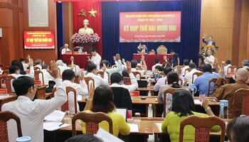 Các đại biểu Hội đồng nhân dân tỉnh biểu quyết thông qua các nghị quyết về phát triển kinh tế-xã hội.