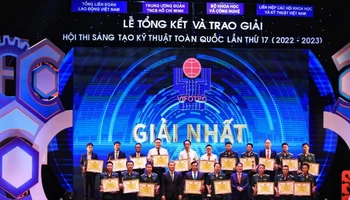 Chủ nhiệm Ủy ban Khoa học, Công nghệ và Môi trường của Quốc hội Lê Quang Huy và Chủ tịch Liên hiệp các Hội Khoa học và Kỹ thuật Việt Nam Phan Xuân Dũng trao giải Nhất cho các tác giả và nhóm tác giả.