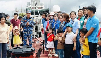 Cán bộ, đoàn viên thanh niên huyện Chợ Lách, tỉnh Bến Tre nghe giới thiệu về tính năng kỹ thuật chiến đấu cơ bản của tàu Hải quân Lữ đoàn 167.