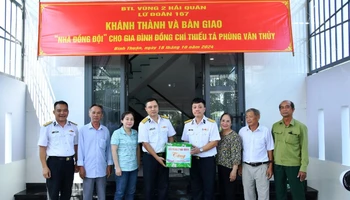 Lãnh đạo, chỉ huy Lữ đoàn 167 tặng quà cho gia đình đồng chí Thiếu tá Phùng Văn Thủy tại lễ bàn giao Nhà đồng đội.