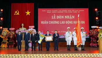 Trao Huân chương Lao động hạng Ba cho tập thể Học viện Chính trị khu vực 3 