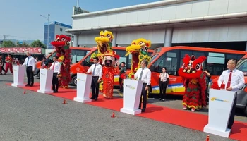 Đà Nẵng mở lại tuyến xe buýt nối tỉnh Quảng Nam, sáng ngày 26/4. (Ảnh: ANH ĐÀO)