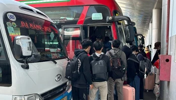 Người dân lên xe về quê tại Bến xe trung tâm TP Đà Nẵng trưa ngày 27/4. Ảnh ANH ĐÀO