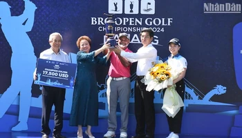 Ban tổ chức trao Cúp vô địch giải BRG Open Golf Championship Danang 2024 cho golfer Ấn Độ Rahil Gangjee. (Ảnh: ANH ĐÀO)