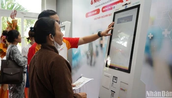 Bệnh nhân trải nghiệm hệ thống Kiosk Y Tế thông minh tại Bệnh viện Đà Nẵng. (Ảnh: ANH ĐÀO)