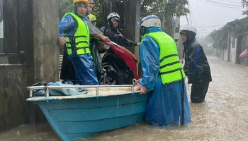 Người dân vùng "rốn" lũ đường Mẹ Suốt tiếp tục chạy lũ sau trận mưa lớn đêm 4/11. (Ảnh: CÔNG VINH)