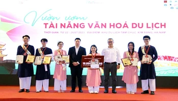 Ban tổ chức trao giải cho đội đoạt giải cao trong cuộc thi Vườn ươm tài năng văn hóa du lịch.