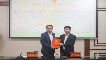 Đồng chí Chủ tịch Ủy ban nhân dân tỉnh Hà Nam trao giấy phép đầu tư dự án cho Chủ tịch Hội đồng quản trị Công ty Cổ phần tập đoàn Taseco.