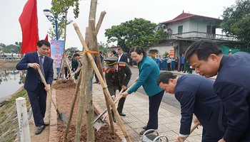 Đồng chí Bí thư Tỉnh ủy tham gia Tết trồng cây tại phường Lam Hạ, thành phố Phủ Lý.