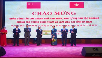 Lãnh đạo tỉnh Hà Nam tặng quà lưu niệm lãnh đạo thành phố Nam Ninh, khu tự trị dân tộc Choang tỉnh Quảng Tây, Trung Quốc.