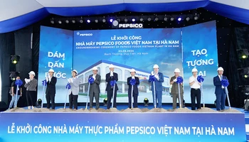 Các đại biểu thực hiện nghi thức khởi công xây dựng nhà máy PepsiCo Foods Việt Nam tại Hà Nam.