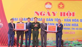 Đại tướng Nguyễn Tân Cương tặng quà cho Đảng ủy, UBND xã Tiên Ngoại và thôn Trung Liêu. 