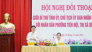 Đồng chí Bí thư Tỉnh ủy Lê Thị Thủy và đồng chí Chủ tịch Ủy ban nhân dân tỉnh Trương Quốc Huy chủ trì hội nghị đối thoại.