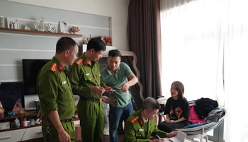 Lực lượng chức năng khám xét nơi ở của Nguyễn Thị Hà. (Ảnh: Công an cung cấp)