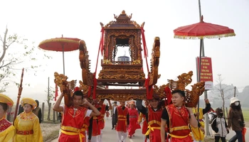 Rước kiệu truyền thống tại Lễ hội chùa Tiên 2024.