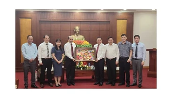 Bí thư Tỉnh ủy Hòa Bình Nguyễn Phi Long (thứ tư từ phải sang) tặng ngài Đại sứ Sandeep Arya bức tranh mang đậm nét văn hóa của dân tộc Mường Hòa Bình.