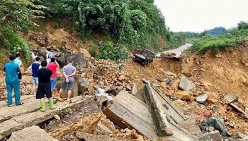 Mưa lớn làm đứt gãy đường tại xã Quý Hòa, huyện Lạc Sơn, tỉnh Hòa Bình.