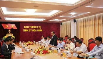 Bí thư Tỉnh ủy Hòa Bình Nguyễn Phi Long (đứng) phát biểu tại buổi làm việc.