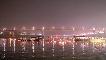 Lung linh hoa đăng trên sông Đà.