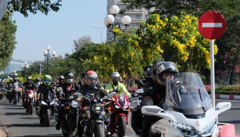 Các tay lái mô-tô diễu hành quanh thành phố biển Vũng Tàu.