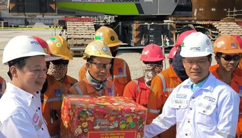 Phó Thủ tướng Trần Hồng Hà tặng quà Tết cho công nhân, người lao động tại PTSC.