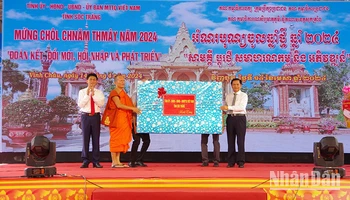Lãnh đạo tỉnh Sóc Trăng tặng quà cho các sư sãi và đồng bào Khmer tại thị xã Vĩnh Châu.