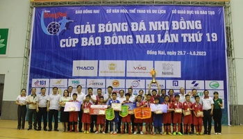 Lãnh đạo tỉnh Đồng Nai trao giải cho các đội đạt giải.