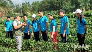Học sinh tham quan du lịch tại Khu Bảo tồn thiên nhiên-văn hóa Đồng Nai.