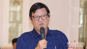 Nhà văn Nguyễn Một nêu ý kiến tại diễn đàn.