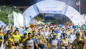 Các vận động viên tham gia thi đấu vào buổi tối tại Giải Marathon Biên Hòa mở rộng lần thứ 2.