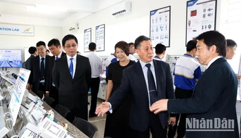 Đại diện Tập đoàn SMC và Ban Giám hiệu Đại học Lạc Hồng tham quan Phòng thí nghiệm sau lễ khai trương.