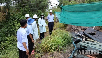 Lực lượng Sở Tài nguyên và Môi trường Đồng Nai kiểm tra khu vực thu gom nước rỉ rác của Khu xử lý chất thải Quang Trung.