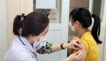 Nhân viên y tế tỉnh Đồng Nai tiêm vaccine phòng bệnh dại cho người dân. (Ảnh minh họa)