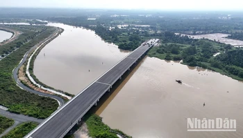 Cầu Vàm Cái Sứt có tổng vốn đầu tư gần 400 tỷ đồng trước nguy cơ hoàn thành không thể đưa vào sử dụng.