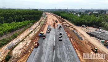 Thi công tại Dự án đường cao tốc Biên Hòa-Vũng Tàu, đoạn qua địa bàn huyện Long Thành, tỉnh Đồng Nai.