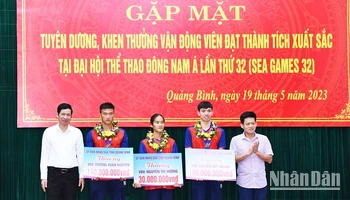Các đồng chí lãnh đạo tỉnh Quảng Bình trao thưởng cho các vận động viên