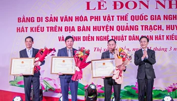 Lãnh đạo tỉnh Quảng Bình trao bằng công nhận Di sản văn hóa phi vật thể quốc gia nghệ thuật trình diễn dân gian Hát Kiều cho các địa phương ở tả ngạn sông Gianh.