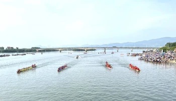 Các thuyền bơi nam bắt đầu xuất phát để đua tranh trên chặng đường 15km