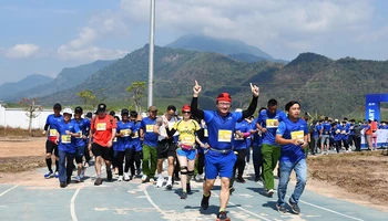Đồng chí Khuất Việt Hùng, Phó Chủ tịch Chuyên trách Ủy ban An toàn giao thông quốc gia chạy cùng với các vận động viên.